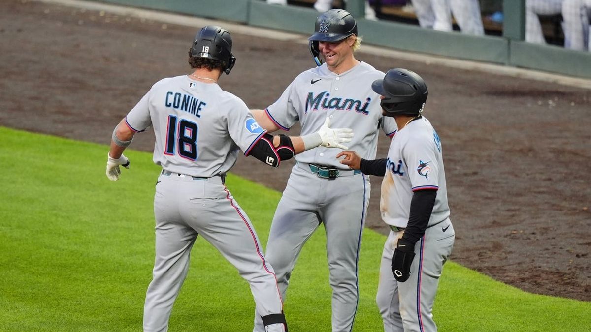 Ο Otto Lopez, ο Griffin Conine μοιράζονται την ώρα που ο Marlins κέρδιζε τους Rockies