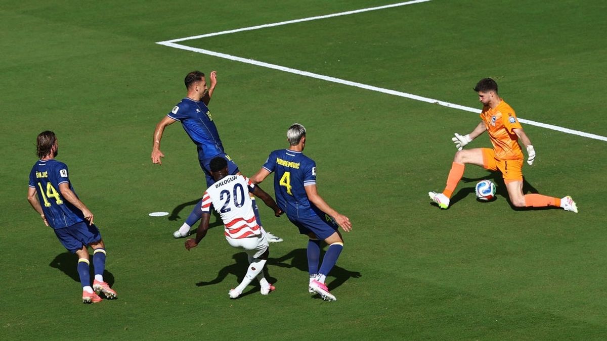 Οι ΗΠΑ με 10 παίκτες κερδίζουν 2-0 επί της Βοσνίας και προκρίνονται στη φάση των 16
