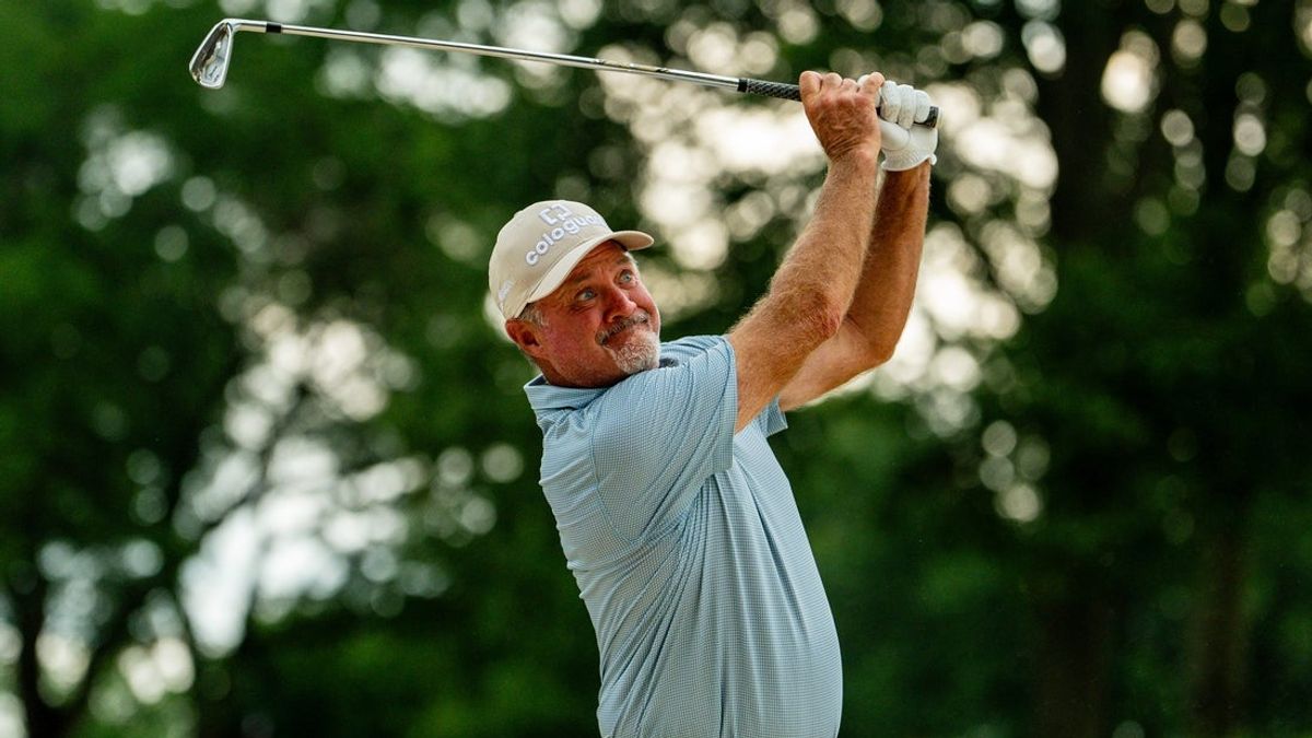 Deadspin | Jerry Kelly holds on to win 'indescribable' Senior Open title