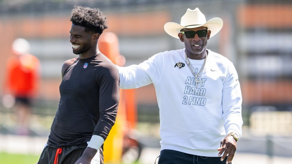 All-Pro dad: With Deion present, Shedeur Sanders runs Browns offense All-Pro dad: With Deion present, Shedeur Sanders runs Browns offense