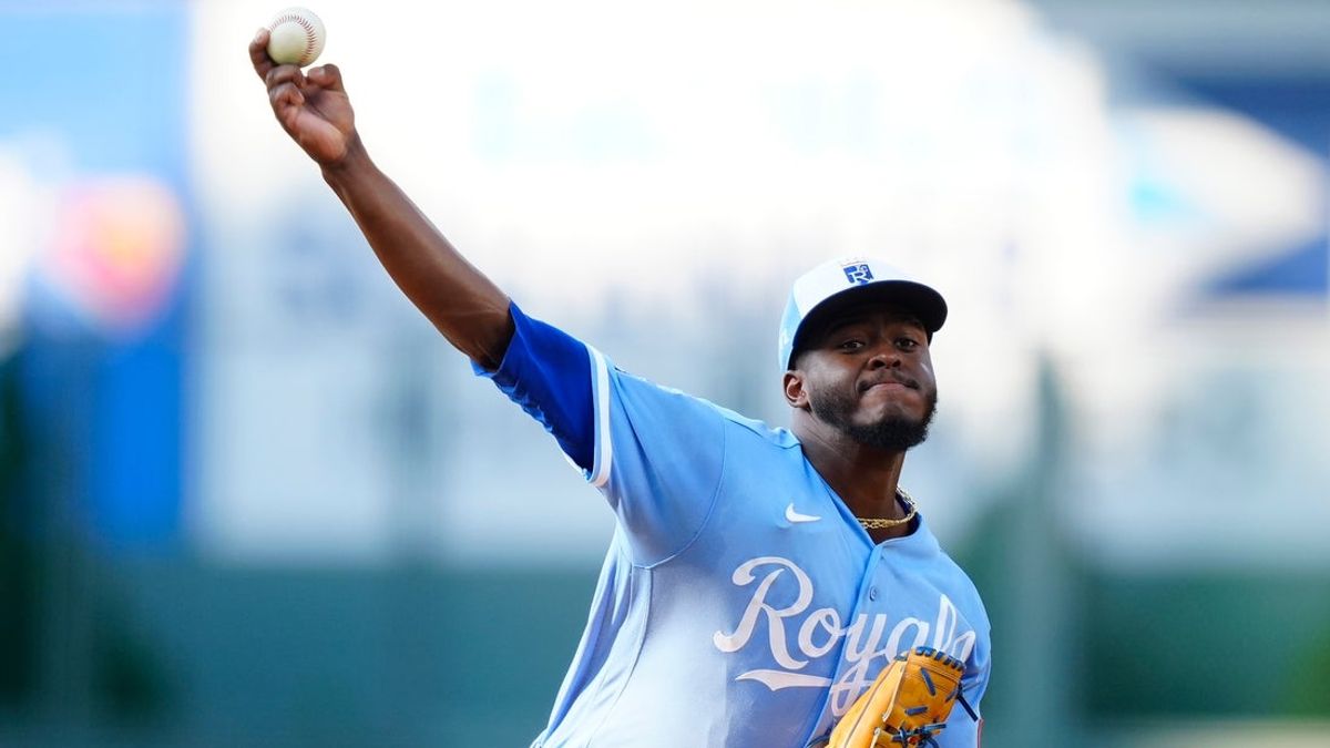 
            Royals place rookie RHP Luinder Avila (forearm) on 15-day injured list
        