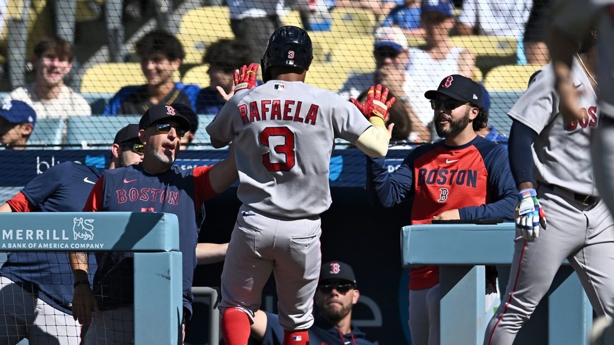 
            Red Sox keep rolling, hit 4 HRs to sweep Dodgers
        