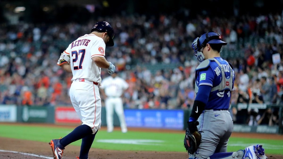 
            Ernie Clement's two-run HR helps Blue Jays top Astros
        