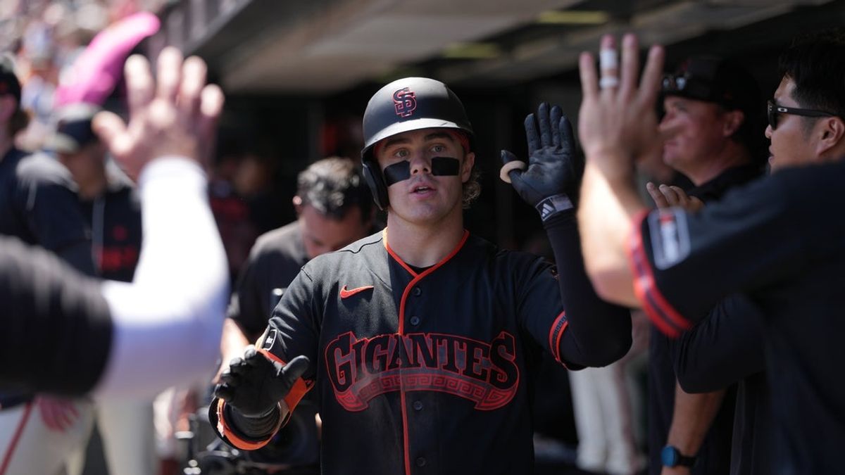  Giants use six-run fourth inning to blast Rockies 