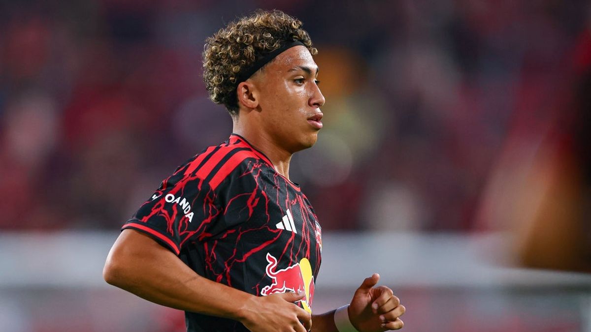 Red Bulls sign F Julian Hall to multi-year extension Red Bulls sign F Julian Hall to multi-year extension