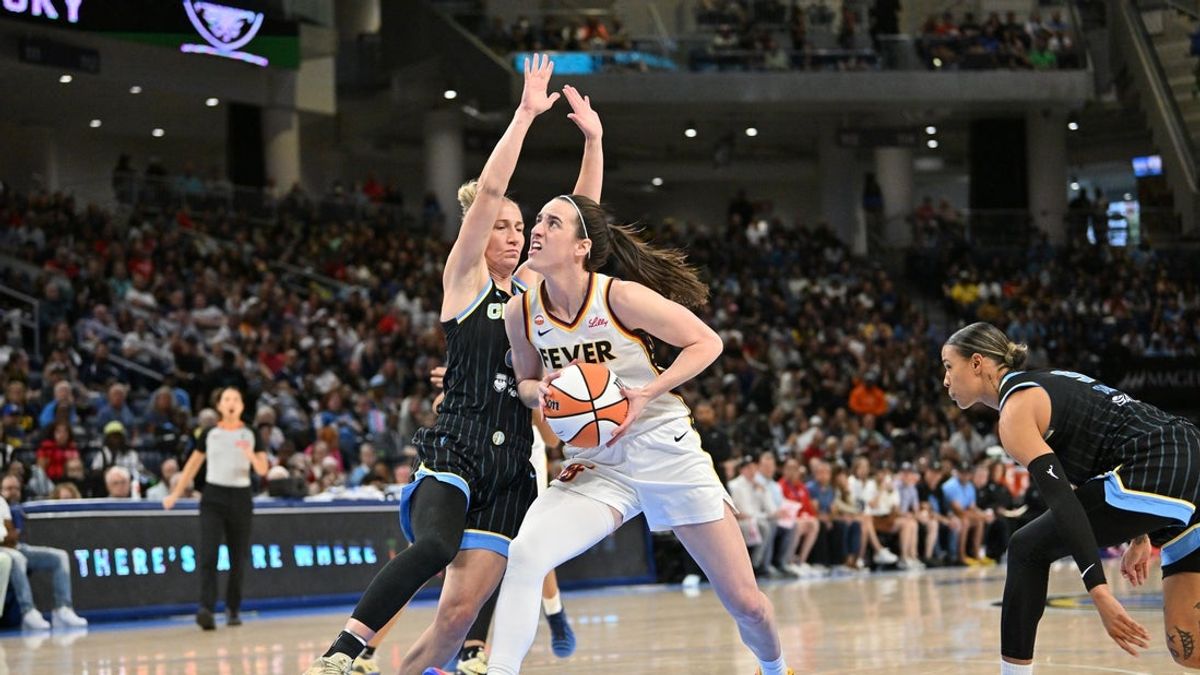  Kelsey Mitchell, Caitlin Clark spark Fever past Sky 