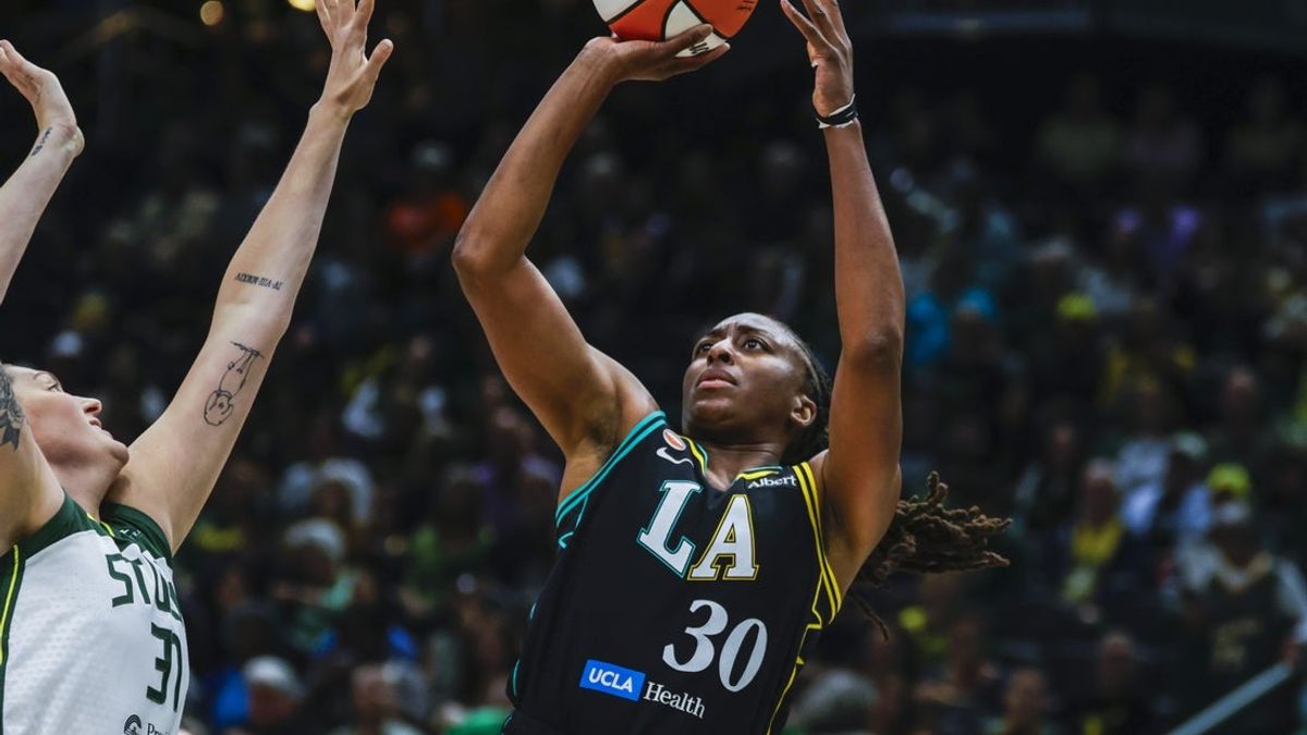 Nneka Ogwumike, Sparks roll past last-place Storm 
