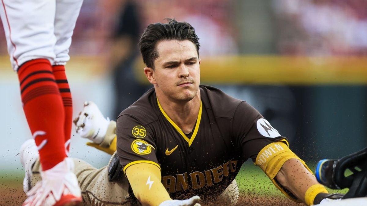 Deadspin | Reds lean on rookies to edge visiting Padres