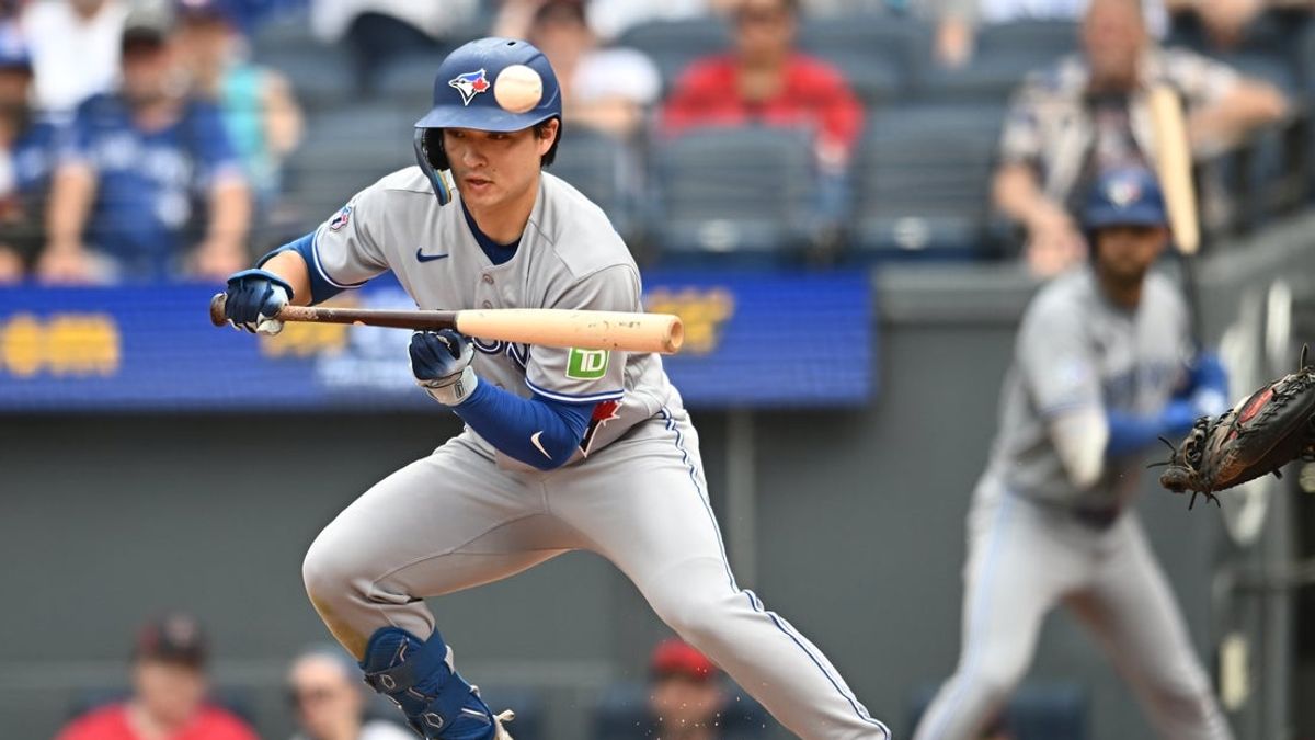 
            Blue Jays surge past fellow wild-card contending Guardians
        