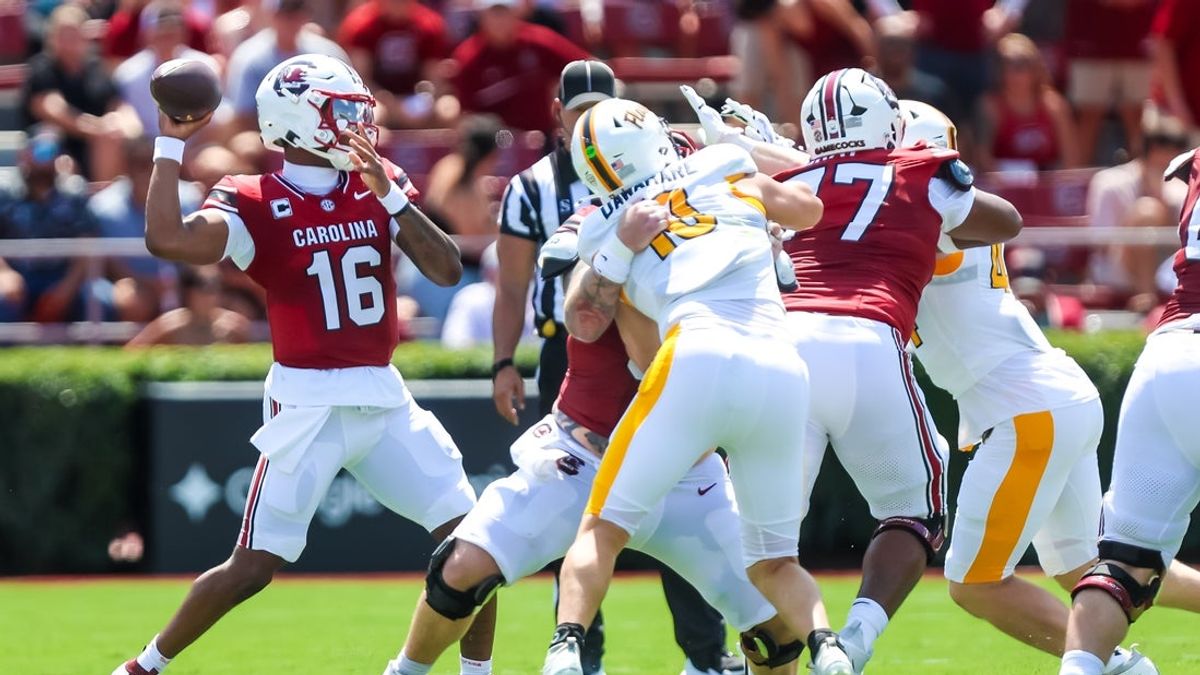  LaNorris Sellers throws for 3 TDs, South Carolina blows out Kent State 