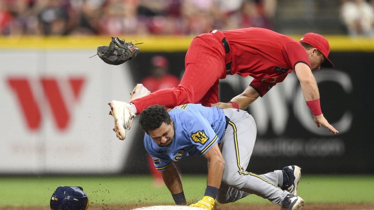 Deadspin | Reds top Brewers after lengthy weather delay