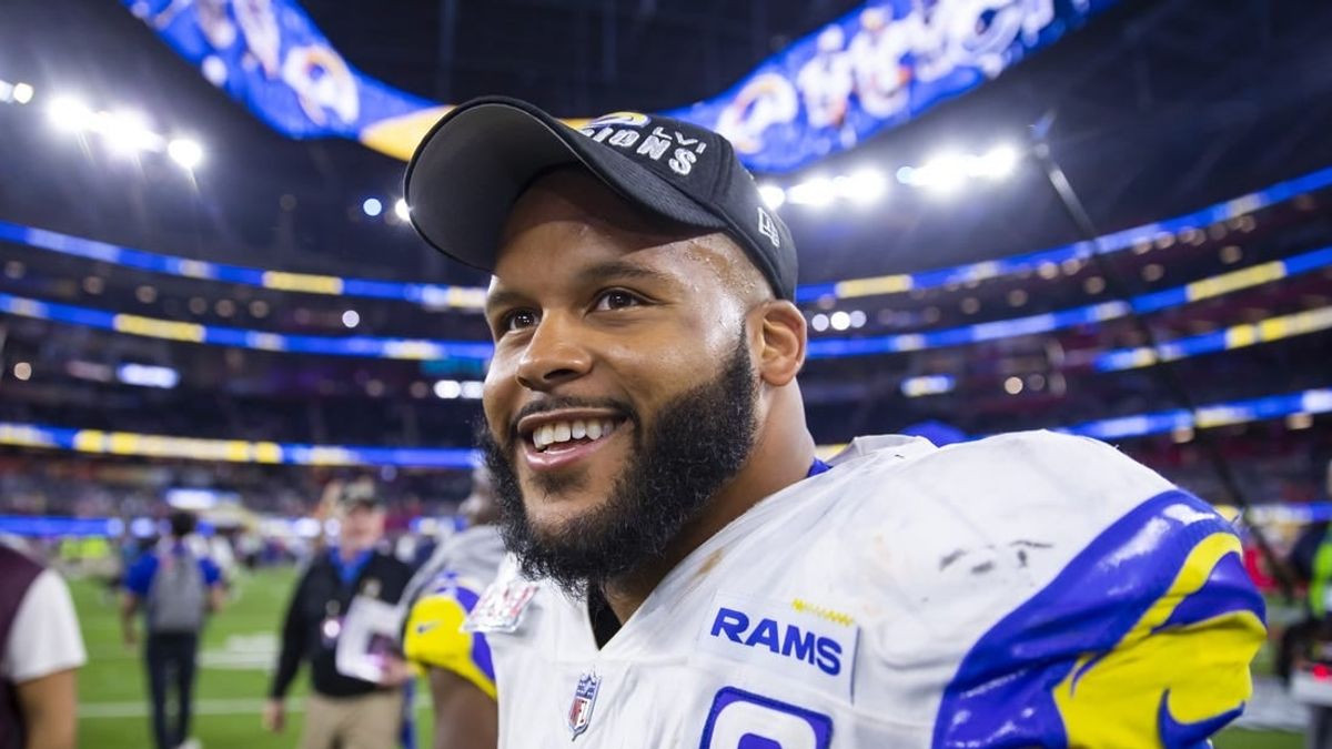Deadspin | Rams star Aaron Donald announces retirement