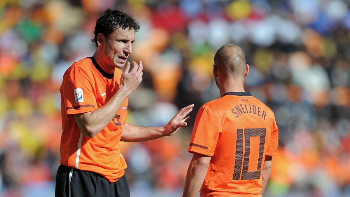 Belgium hire coach Mark van Bommel to replace Rudi Garcia 