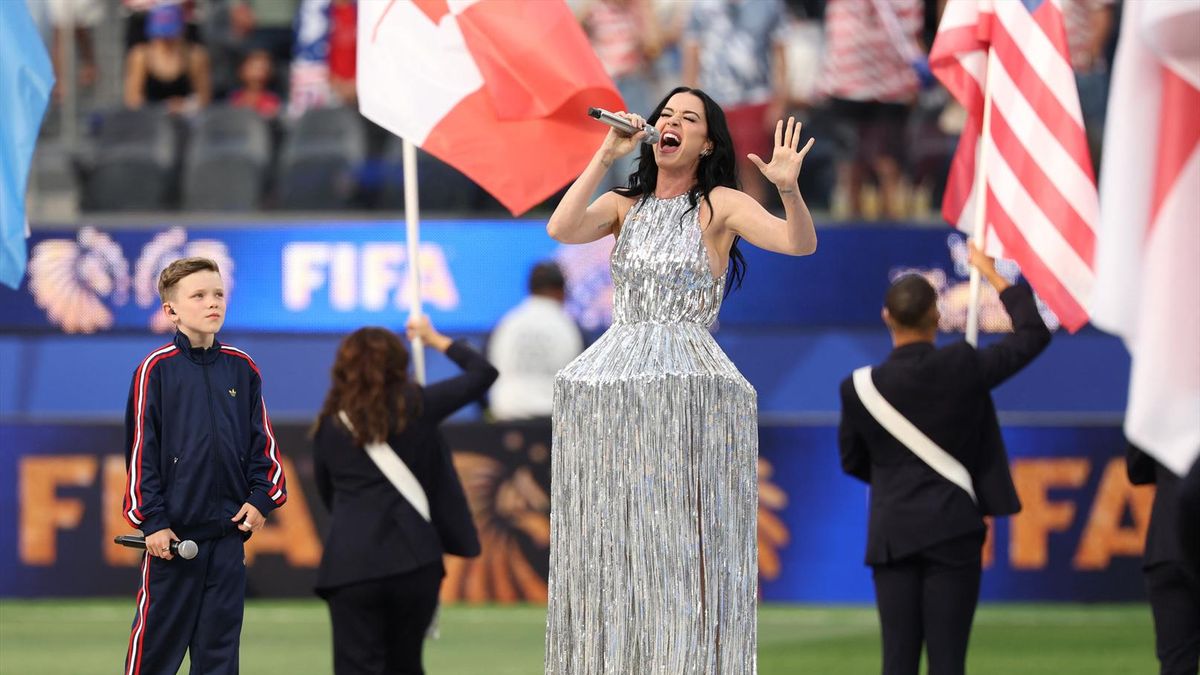 رئيس الوزراء الكندي السابق يشاهد المباراة الافتتاحية لكأس العالم في الولايات المتحدة وليس كندا