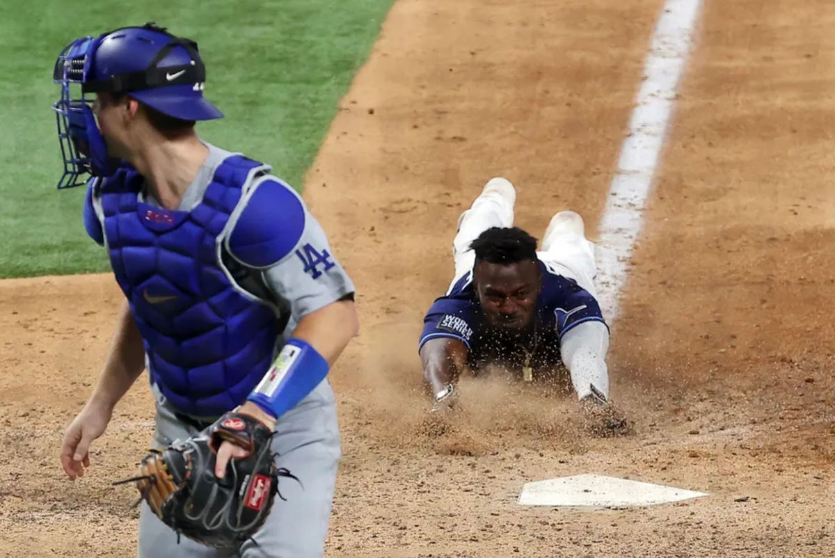 Randy Arozarena anota la carrera ganadora para Tampa Bay en el Juego 4 de la Serie Mundial 2020. Créditos: | fuente: Getty Images
