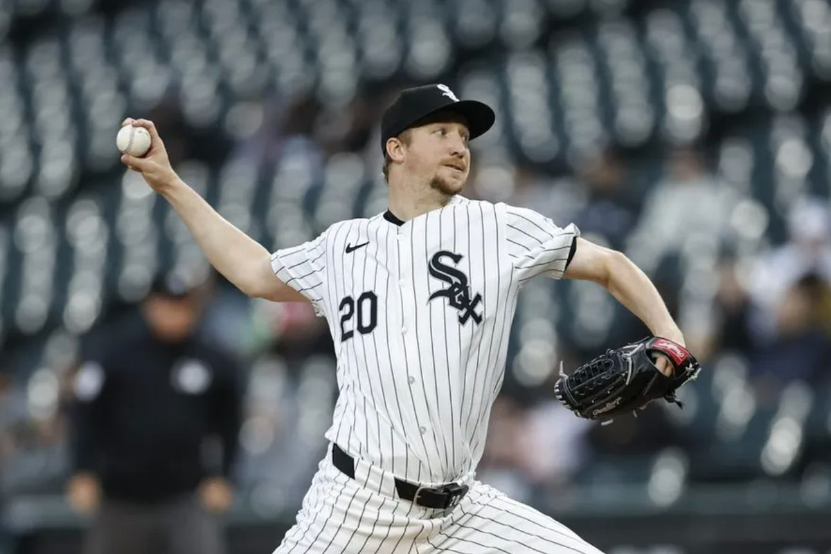 9 de mayo de 2024; Chicago, Illinois, Estados Unidos; El lanzador abridor de los Medias Blancas de Chicago, Erick Fedde (20), lanza un lanzamiento contra los Guardianes de Cleveland durante la primera entrada en el Guaranteed Rate Field. Créditos: Kamil Krzaczynski-USA TODAY Deportes