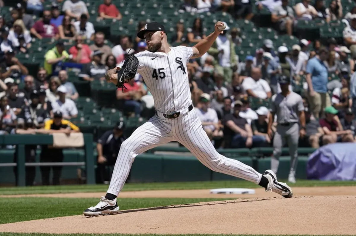 30 de junio de 2024; Chicago, Illinois, Estados Unidos; Garrett Crochet (45), lanzador de los Medias Blancas de Chicago, lanza la pelota contra los Rockies de Colorado durante la primera entrada en Guaranteed Rate Field. Crédito obligatorio: David Banks-USA TODAY Deportes