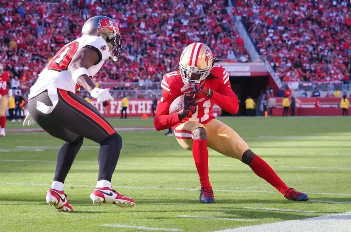 19 de noviembre de 2023; Santa Clara, California, Estados Unidos; El receptor de San Francisco 49ers Brandon Aiyuk (11) se inclina en el juego contra el respaldo defensivo de Tampa Bay Buccaneers Dee Delaney (30) durante el segundo cuarto en el Levi's Stadium. créditos: Kelley L Cox-USA TODAY Deportes