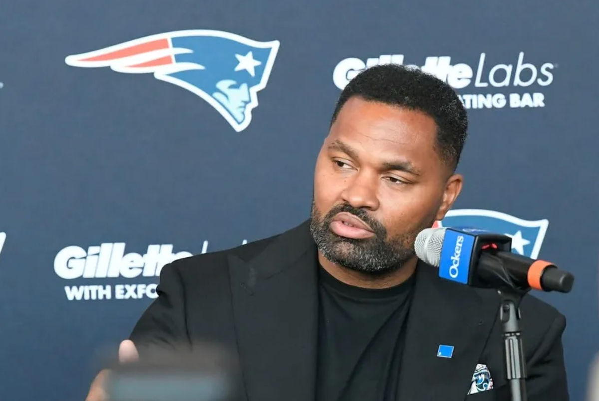 17 de enero de 2024; Foxborough, MA, EE.UU.; El entrenador en jefe de los New England Patriots, Jerod Mayo, responde preguntas de los medios de comunicación en una conferencia de prensa en el Estadio Gillette para anunciar su contratación como entrenador en jefe. Créditos: Eric Canha-USA TODAY Deportes