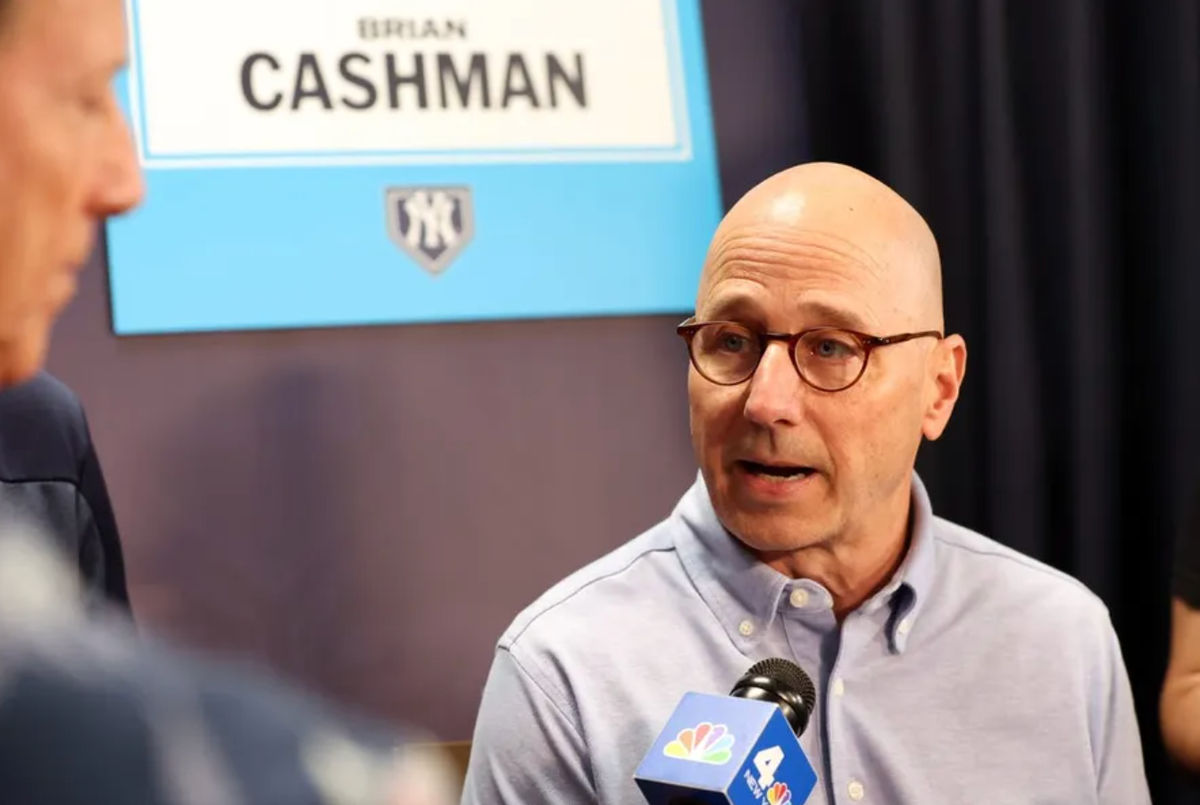 15 de febrero de 2024; Tampa, Florida, Estados Unidos; El gerente general de los Yankees de Nueva York, Brian Cashman, habla con los medios en el George M. Steinbrenner Field. Crédito obligatorio: Kim Klement Neitzel-USA TODAY Deportes