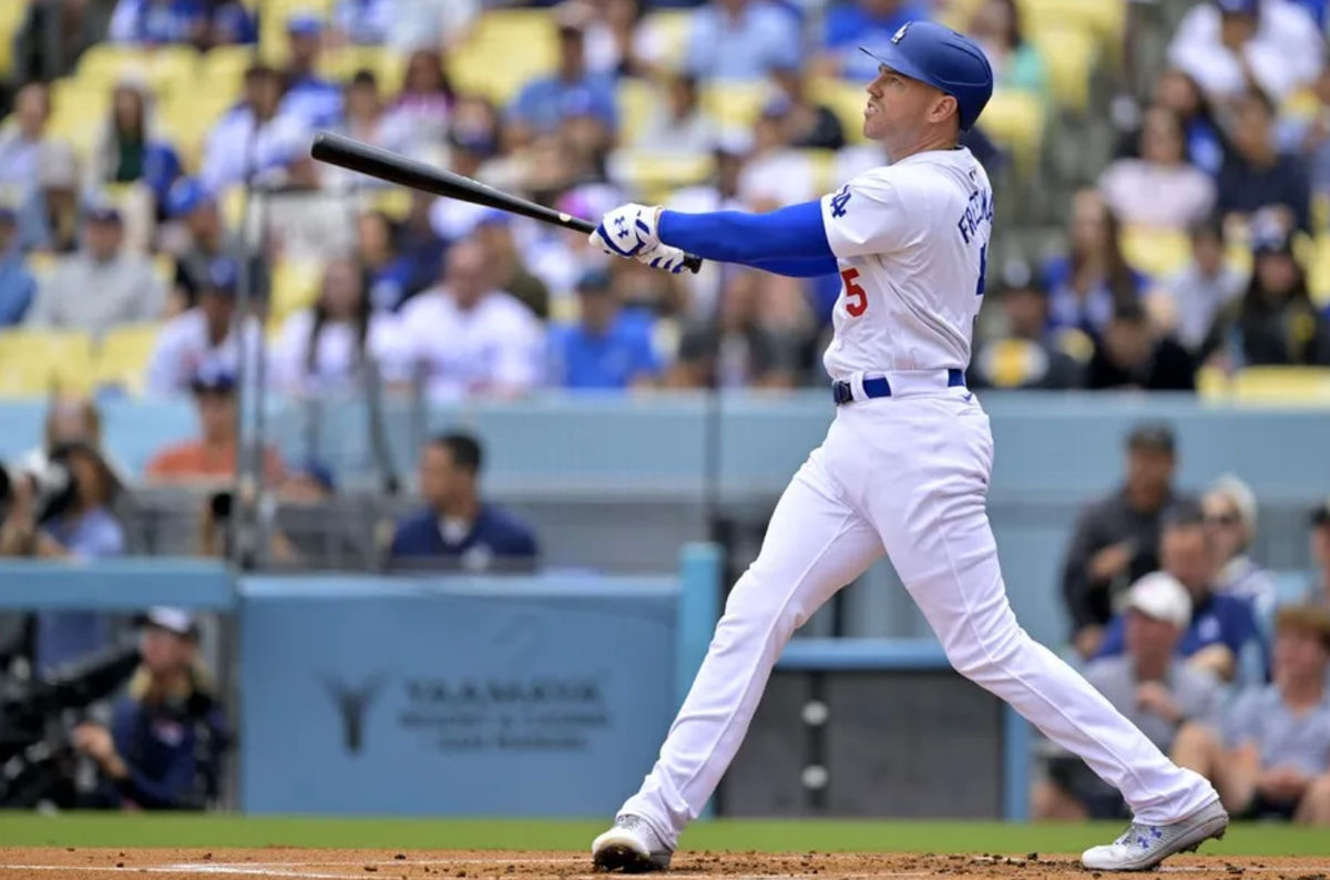 2 de junio de 2024; Los Ángeles, California, Estados Unidos; La primera base de los Dodgers de Los Ángeles, Freddie Freeman (5), conecta un jonrón solitario en la primera entrada contra los Rockies de Colorado en el Dodger Stadium. Crédito obligatorio: Jayne Kamin-Oncea-USA TODAY Deportes