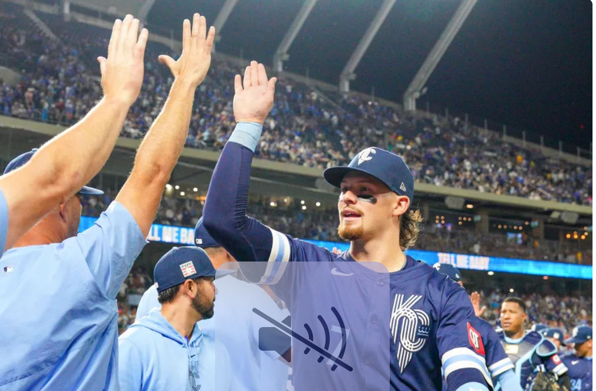 19 de julio de 2024; Kansas City, Misuri, Estados Unidos; El shortstop de Kansas City Royals, Bobby Witt Jr. (7), celebra con sus compañeros de equipo después de la victoria sobre los Medias Blancas de Chicago en el estadio Kauffman. Crédito obligatorio: Denny Medley-USA TODAY Sports