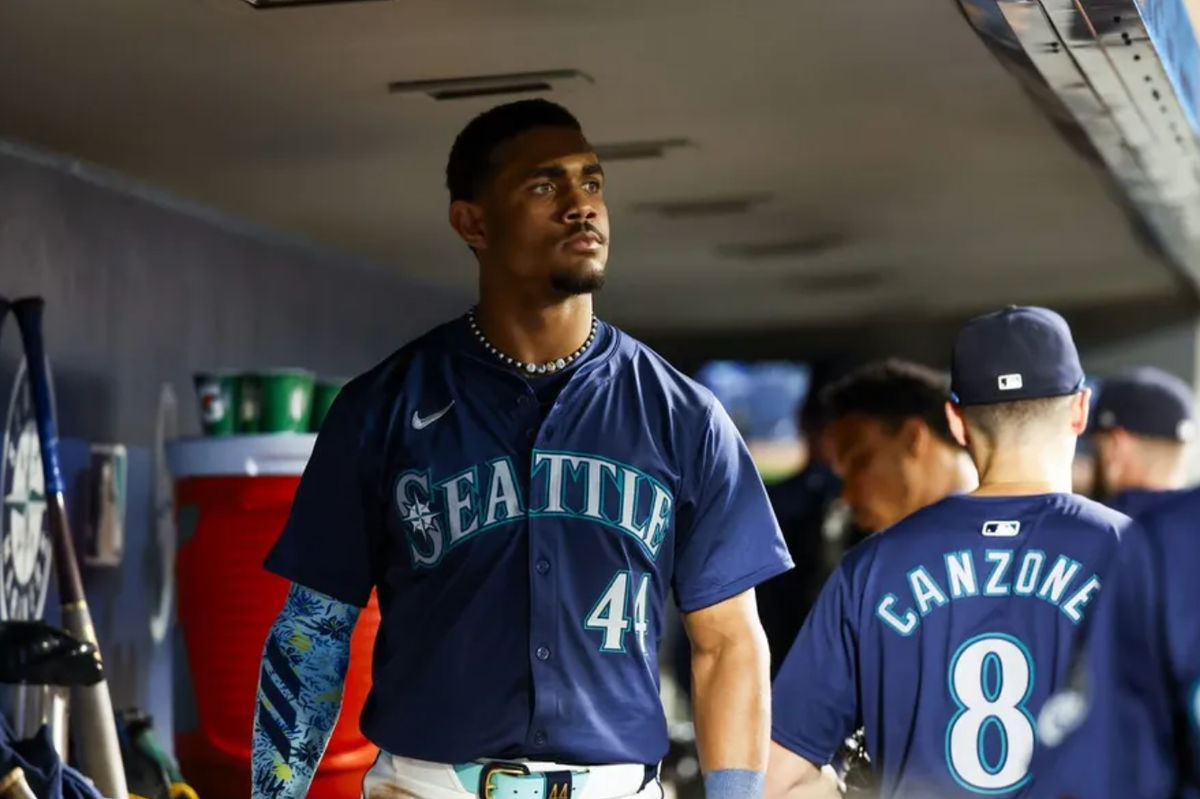 3 de julio de 2024; Seattle, Washington, Estados Unidos; El jardinero central de los Marineros de Seattle, Julio Rodríguez (44), se encuentra en el banquillo tras una derrota de 4-1 contra los Orioles de Baltimore en T-Mobile Park. Crédito obligatorio: Joe Nicholson-USA TODAY Deportes
