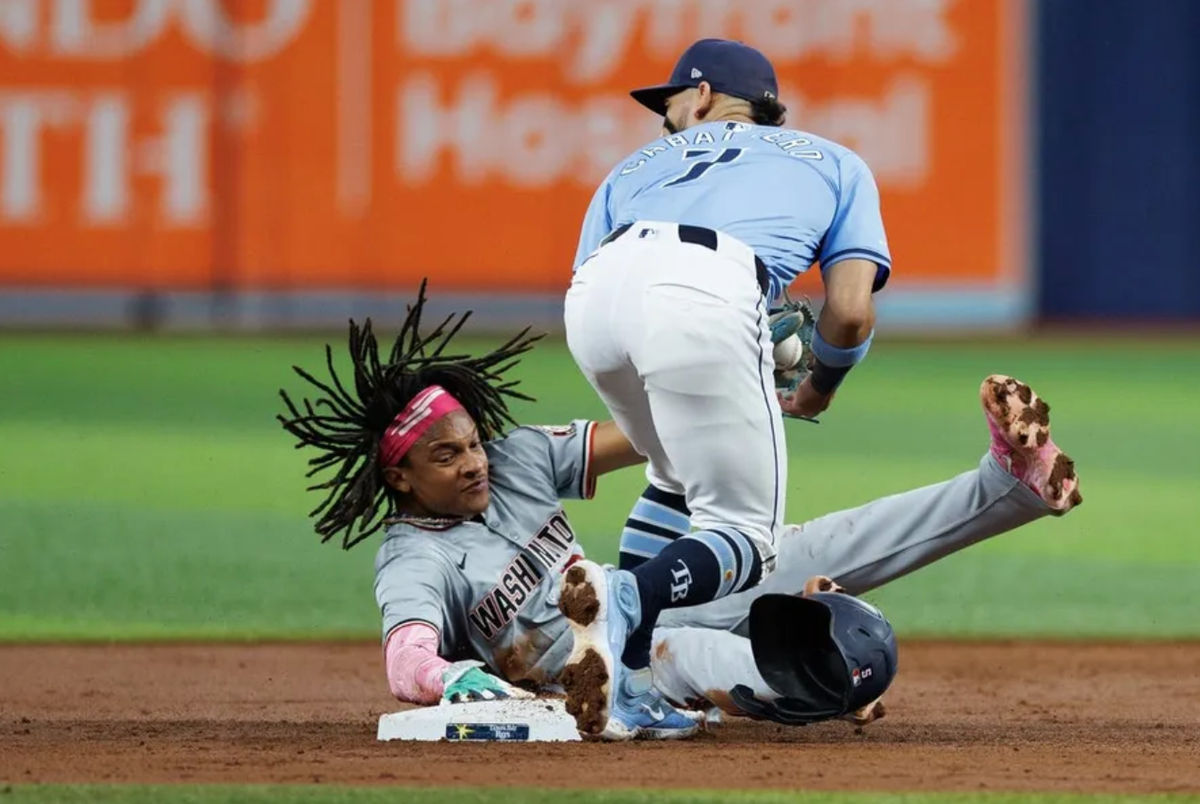 30 de junio de 2024; San Petersburgo, Florida, Estados Unidos; El campocorto de los nacionales de Washington CJ Abrams (5) roba la segunda base del campocorto de los Rays de Tampa Bay José Caballero (7) en la tercera entrada en Tropicana Field. Crédito obligatorio: Nathan Ray Seebeck-USA TODAY Deportes