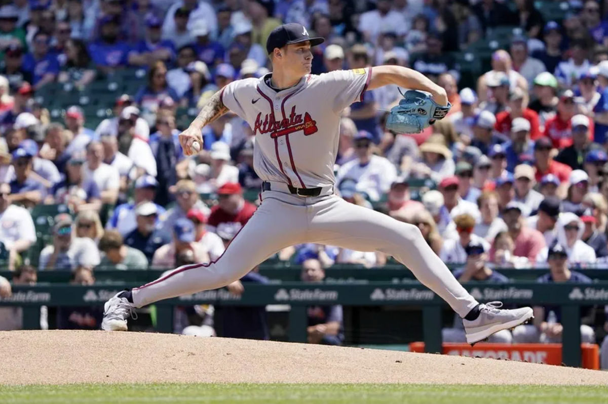 23 de mayo de 2024; Chicago, Illinois, Estados Unidos; El lanzador de los Bravos de Atlanta, AJ Smith-Shawver (32), lanza contra los Cachorros de Chicago durante la primera entrada en Wrigley Field. Crédito obligatorio: David Banks-USA TODAY Deportes