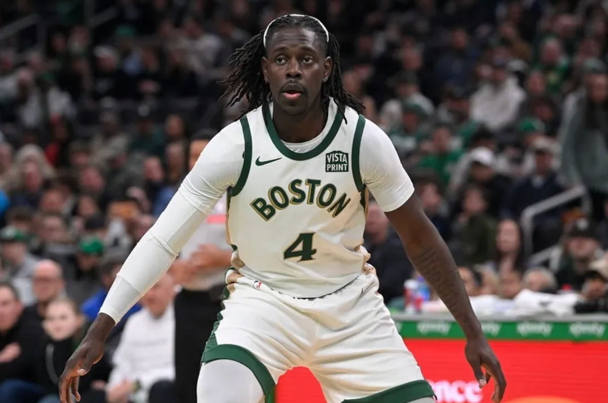 7 de abril de 2024; Boston, Massachusetts, EUA; O guarda do Boston Celtics Jrue Holiday (4) joga contra o Portland Trail Blazers durante o primeiro tempo no TD Garden. créditos: Eric Canha-USA TODAY Sports