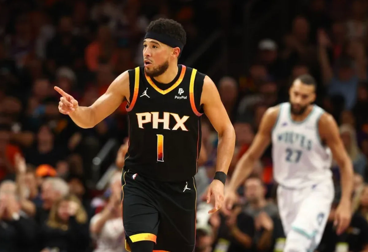 15 de novembro de 2023; Phoenix, Arizona, EUA; O guarda do Phoenix Suns, Devin Booker (1), reage contra o Minnesota Timberwolves no segundo tempo no Footprint Center. créditos: Mark J. Rebilas-USA TODAY Sports