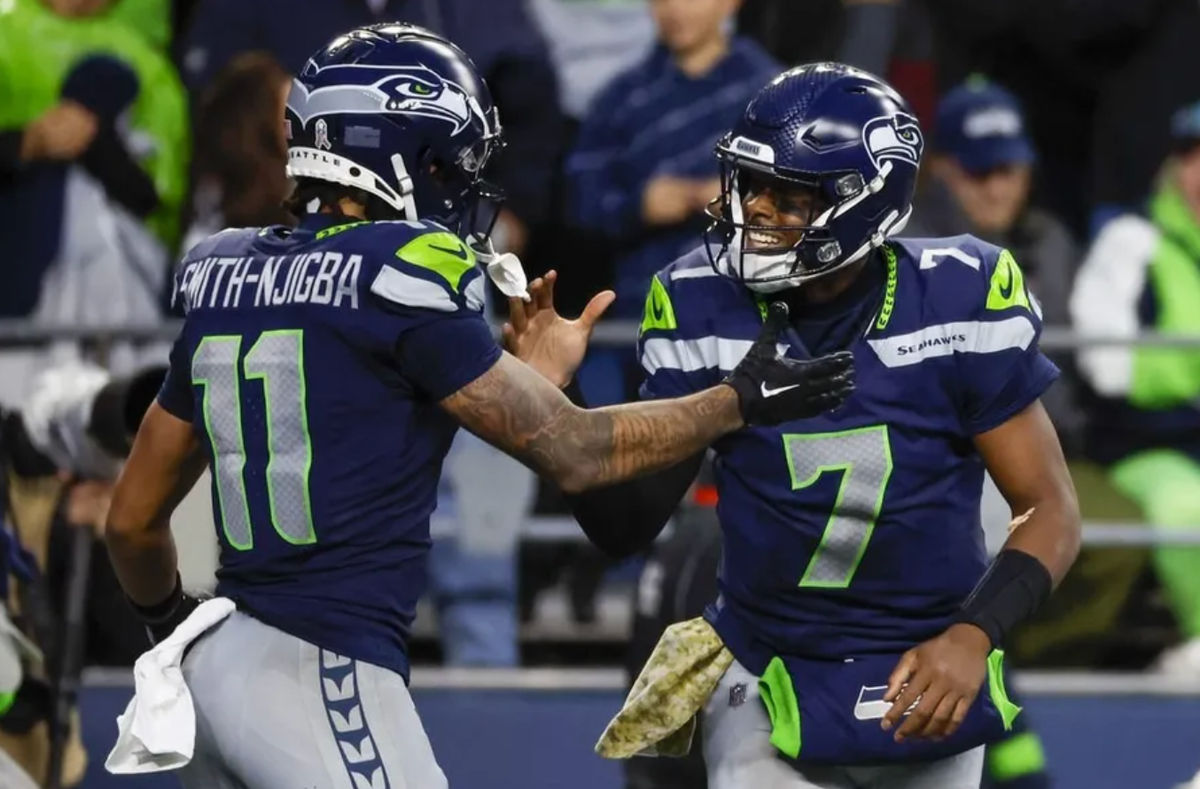 12 de noviembre de 2023; Seattle, Washington, Estados Unidos; El mariscal de campo de Seattle Seahawks Geno Smith (7) celebra con el receptor Jaxon Smith-Njigba (11) después de lanzar un pase de touchdown contra los Comandantes de Washington durante el cuarto cuarto en Lumen Field. Créditos: Joe Nicholson-USA TODAY Deportes