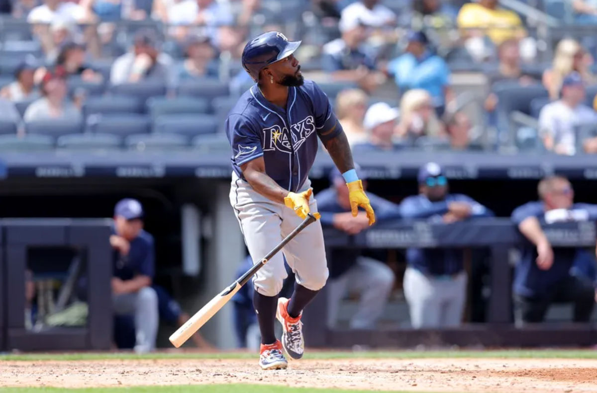 20 de julho de 2024; Bronx, Nova York, EUA; O defensor esquerdo do Tampa Bay Rays, Randy Arozarena (56), assiste ao seu home run de duas corridas contra o New York Yankees durante a sétima entrada no Yankee Stadium. Crédito obrigatório: Brad Penner-USA TODAY Sports