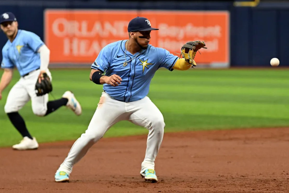 28 de julho de 2024; São Petersburgo, Flórida, EUA; O terceiro base do Tampa Bay Rays, Isaac Paredes (17), acerta uma bola rasteira no primeiro turno contra o Cincinnati Reds no Tropicana Field. Crédito obrigatório: Jonathan Dyer-USA TODAY Sports
