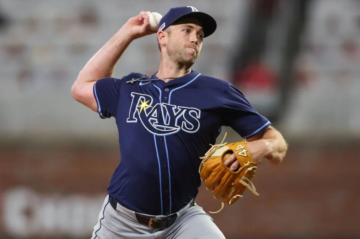 14 de junho de 2024; Atlanta, Geórgia, EUA; O arremessador substituto do Tampa Bay Rays, Jason Adam (47), lança contra o Atlanta Braves na oitava entrada em Truist Park. Crédito obrigatório: Brett Davis-USA TODAY Sports