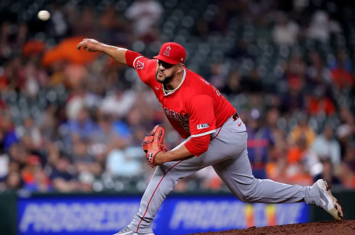20 de maio de 2024; Houston, Texas, EUA; O arremessador substituto do Los Angeles Angels, Carlos Estevez (53), lança um arremesso contra o Houston Astros durante a nona entrada no Minute Maid Park. Crédito obrigatório: Erik Williams-USA TODAY Sports