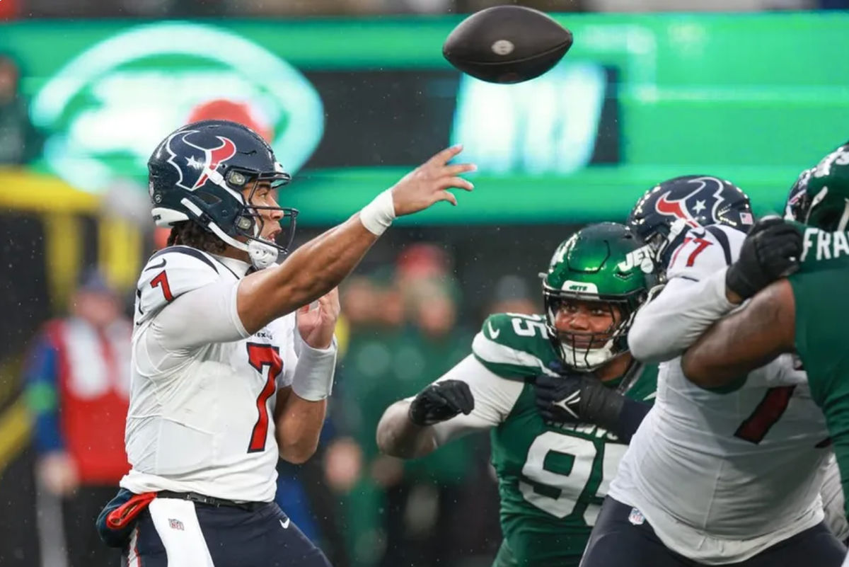 10 de diciembre de 2023; East Rutherford, Nueva Jersey, Estados Unidos; El mariscal de campo de Houston Texans C.J. Stroud (7) lanza el balón mientras el equipo defensivo de New York Jets Quinnen Williams (95) persigue durante la segunda mitad en el estadio MetLife. Stroud se lesionó en la jugada y abandonó el partido. Créditos: Vincent Carchietta-USA TODAY Deportes