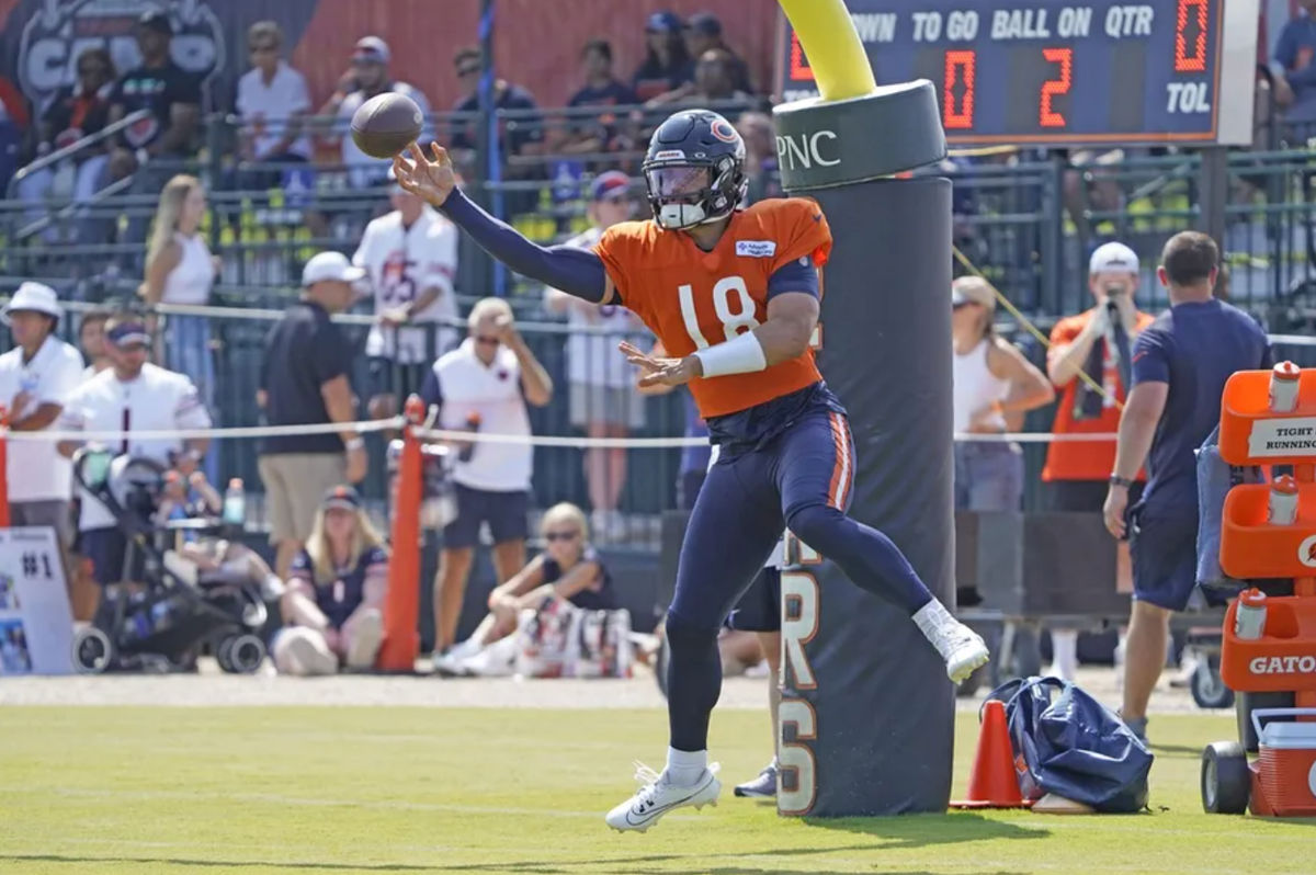 27 de julio de 2024; Lake Forest, Illinois, EE.UU.; El mariscal de campo de Chicago Bears Caleb Williams (18) lanza un pase durante el campamento de entrenamiento de Chicago Bears en Halas Hall. Crédito obligatorio: David Banks-USA TODAY Deportes