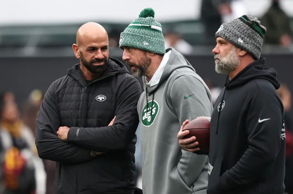 24 de diciembre de 2023; East Rutherford, Nueva Jersey, Estados Unidos; El entrenador principal de los New York Jets, Robert Saleh (izquierda), habla con el mariscal de campo Aaron Rodgers (centro) antes del partido contra los Washington Commanders en el estadio MetLife. Crédito obligatorio: Vincent Carchietta-USA TODAY Deportes