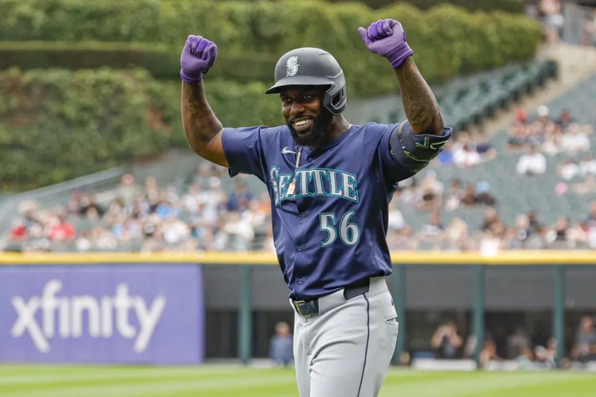 28 de julho de 2024; Chicago, Illinois, EUA; O outfielder do Seattle Mariners, Randy Arozarena (56), comemora depois de acertar uma única contra o Chicago White Sox durante a segunda entrada no Guaranteed Rate Field. Crédito obrigatório: Kamil Krzaczynski-USA TODAY Sports