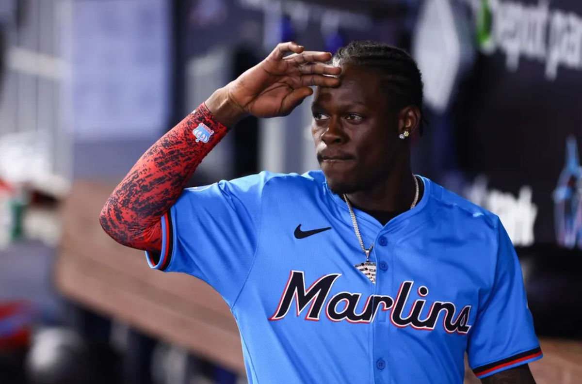 21 de julho de 2024; Miami, Flórida, EUA; O rebatedor designado do Miami Marlins Jazz Chisholm Jr. (2) saúda do banco de reservas após o jogo contra o New York Mets no LoDepot Park. Crédito obrigatório: Sam Navarro-USA TODAY Sports