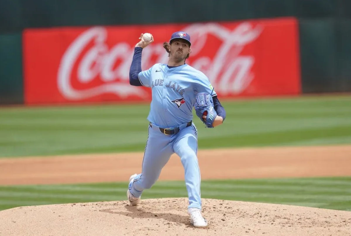 8 de junio de 2024; Oakland, California, Estados Unidos; El lanzador de Toronto Blue Jays Kevin Gausman (34) lanza un lanzamiento contra los Atléticos de Oakland en la primera entrada en el Oakland-Alameda County Coliseum. Crédito obligatorio: Cary Edmondson-USA TODAY Deportes