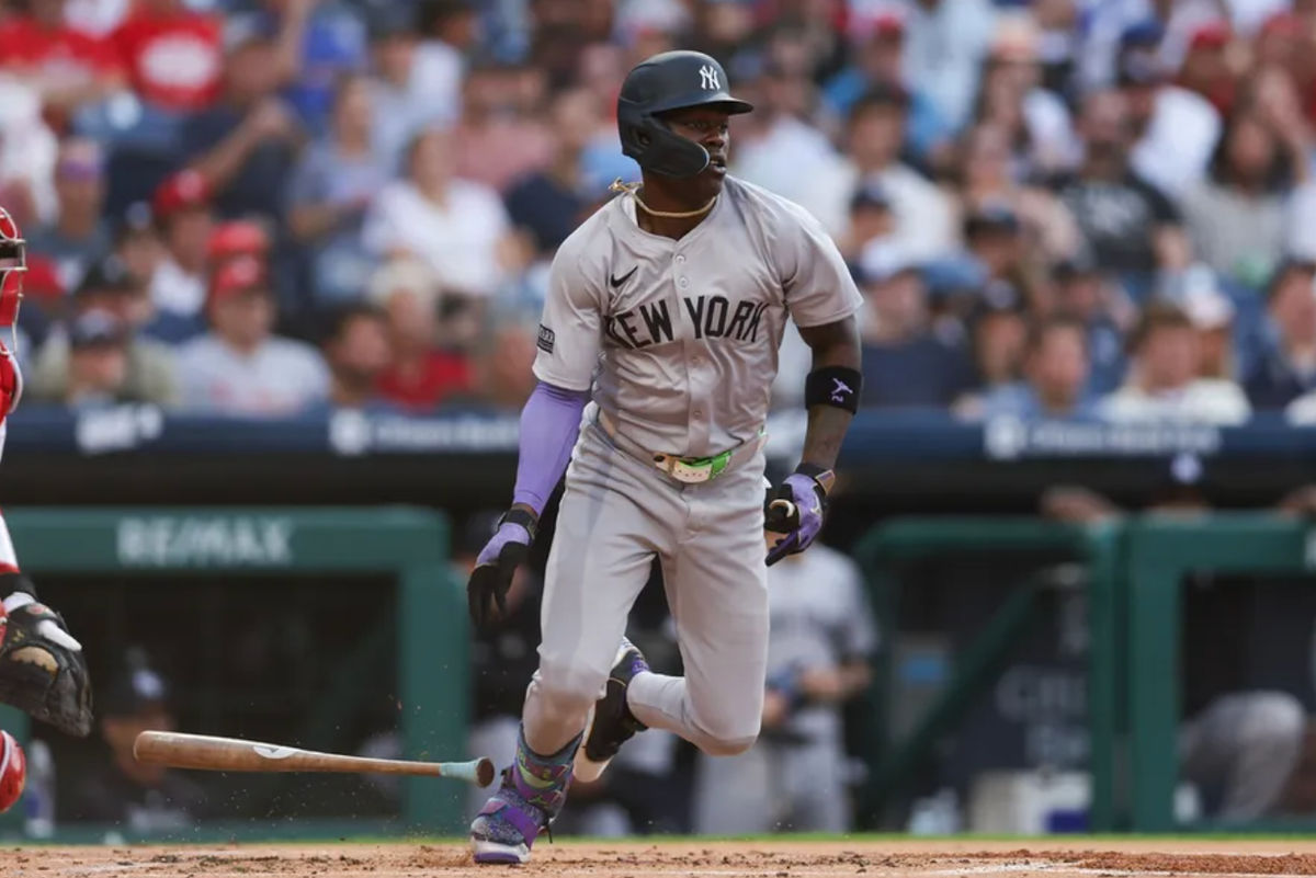 30 de julio de 2024; Filadelfia, Pensilvania, Estados Unidos; La tercera base de los Yankees de Nueva York, Jazz Chisholm Jr. (13), golpea una elección de jardineros RBI durante la primera entrada contra los Filis de Filadelfia en Citizens Bank Park. Crédito obligatorio: Bill Streicher-USA TODAY Deportes