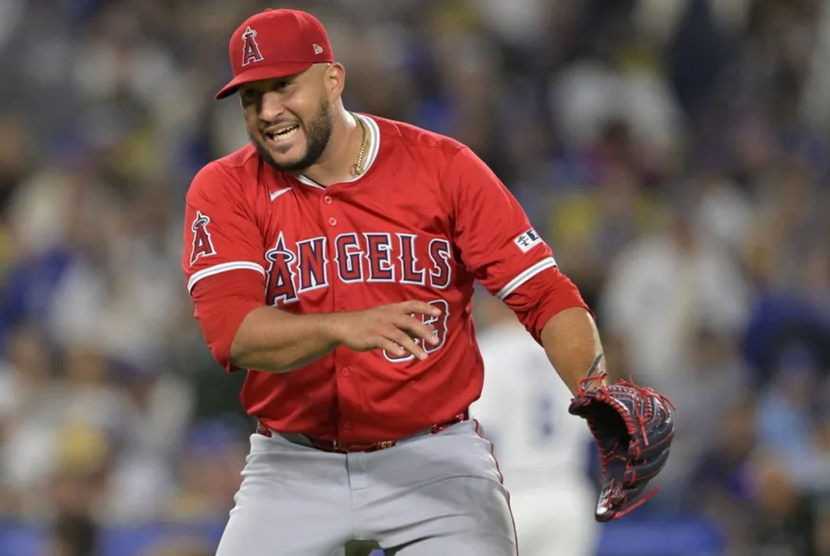 21 de junio de 2024; Los Ángeles, California, Estados Unidos; El lanzador de relevo de los Angeles Angels, Carlos Estevez (53), reacciona después de ponchar al segundo baseman de los Angeles Dodgers, Gavin Lux (9), en la décima entrada, ganando un ahorro en el juego en el Dodger Stadium. Crédito obligatorio: Jayne Kamin-Oncea-USA TODAY Deportes