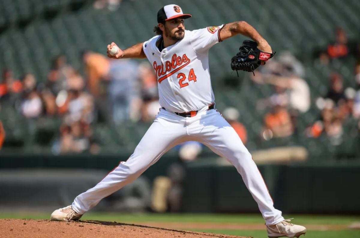 29 de julio de 2024; Baltimore, Maryland, Estados Unidos; El lanzador de los Orioles de Baltimore Zach Eflin (24) lanza contra los Blue Jays de Toronto durante la primera entrada en Oriole Park en Camden Yards. Crédito obligatorio: Reggie Hildred-USA TODAY Sports