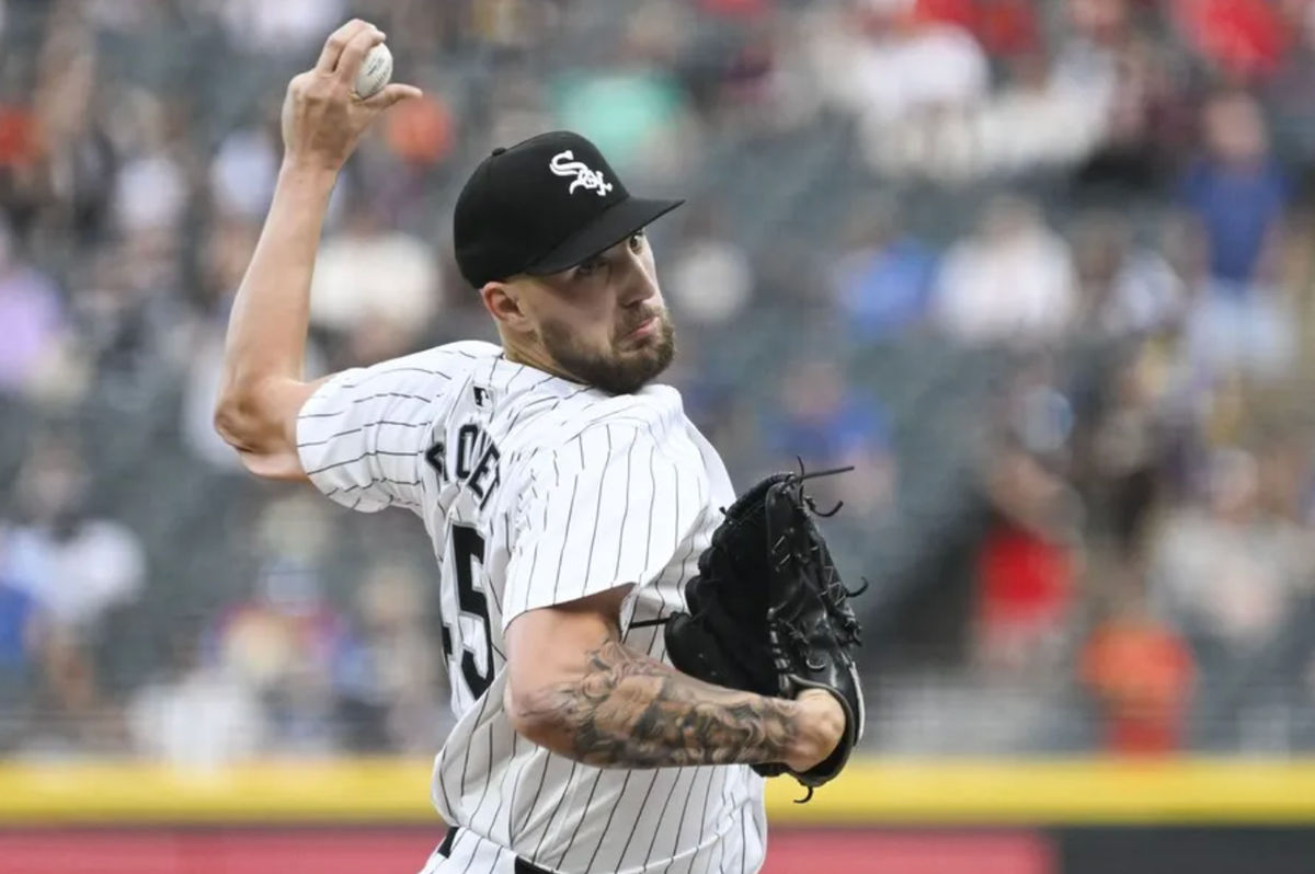 7 de junio de 2024; Chicago, Illinois, Estados Unidos; Garrett Crochet (45), lanzador de los Medias Blancas de Chicago, entrega contra los Medias Rojas de Boston durante la primera entrada en Guaranteed Rate Field. Crédito obligatorio: Matt Marton-USA TODAY Sports