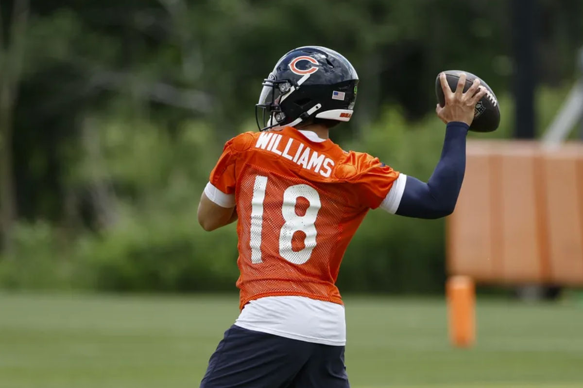5 de junio de 2024; Lake Forest, Illinois, EE.UU.; El mariscal de campo de los Chicago Bears, Caleb Williams (18), busca pasar el balón durante el minicampamento del equipo en Halas Hall. Crédito obligatorio: Kamil Krzaczynski-USA TODAY Deportes