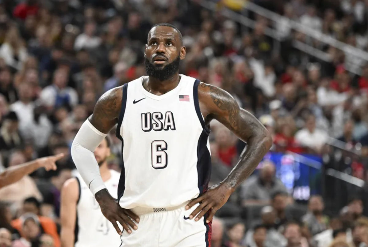 10 de julho de 2024; Las Vegas, Nevada, EUA; O atacante dos EUA Lebron James (6) assiste ao terceiro quarto contra o Canadá no USA Basketball Showcase na T-Mobile Arena. Crédito obrigatório: Candice Ward-USA TODAY Sports