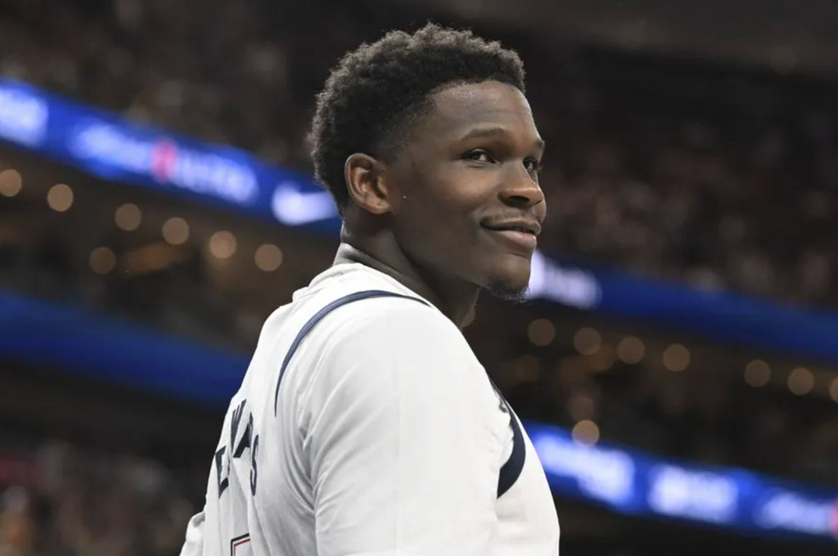 10 de julho de 2024; Las Vegas, Nevada, EUA; O armador dos EUA Anthony Edwards (5) assiste ao quarto período contra o Canadá no USA Basketball Showcase na T-Mobile Arena. Crédito obrigatório: Candice Ward-USA TODAY Sports