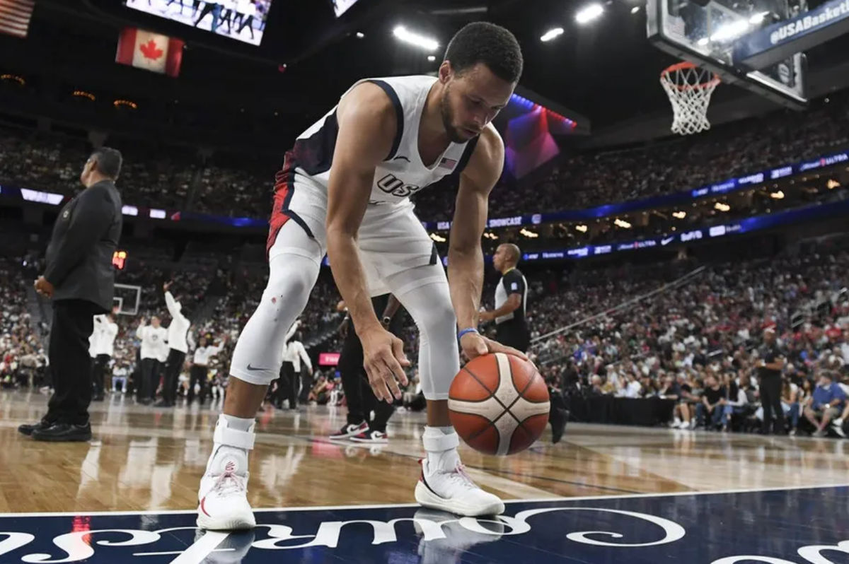 O armador dos EUA Stephen Curry (4) pratica seu drible durante um intervalo contra o Canadá no quarto período do USA Basketball Showcase na T-Mobile Arena. Crédito obrigatório: Candice Ward-USA TODAY Sports